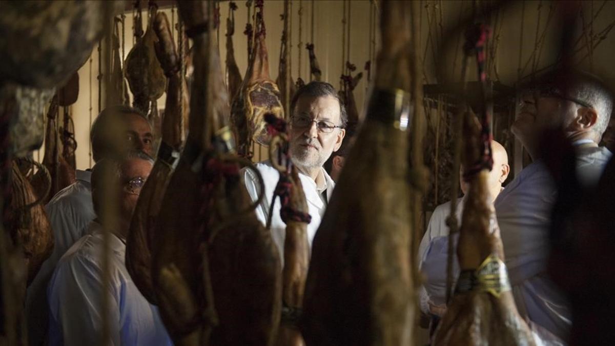 Mariano Rajoy, de visita en un secadero de jamón en A Cañiza (Pontevedra).