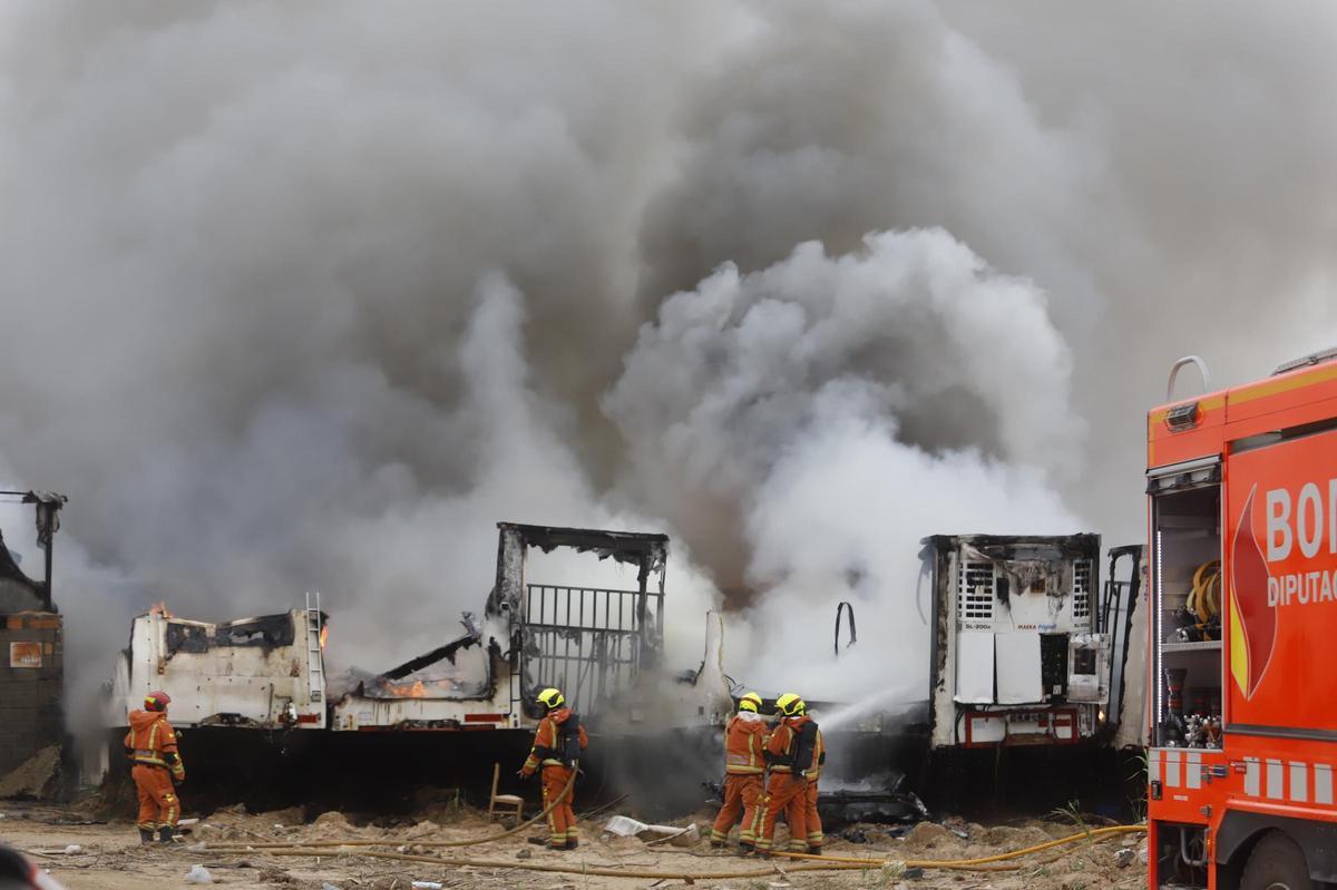 Los bomberos durante los trabajos de extinción.
