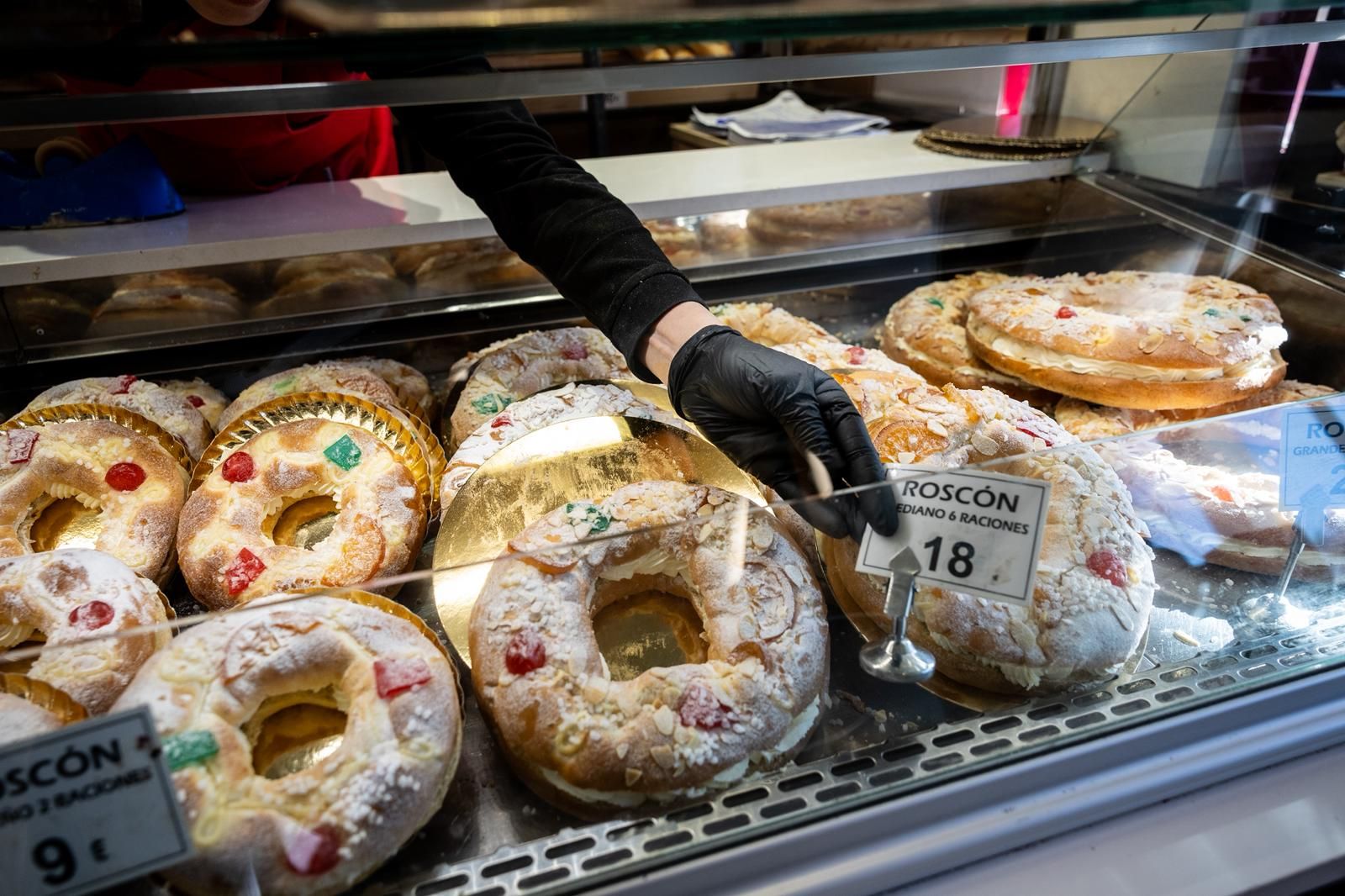 Preparación de los roscones para el día de Reyes en la pastelería Artepan de Zaragoza.