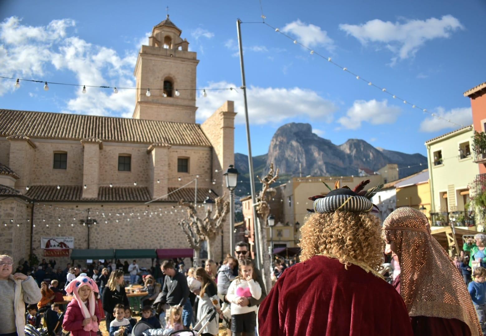 Si hay algo que hace especial a esta feria es cómo transforma las calles del casco antiguo de Polop: luces, música y aromas navideños crean un ambiente que invita a disfrutar.