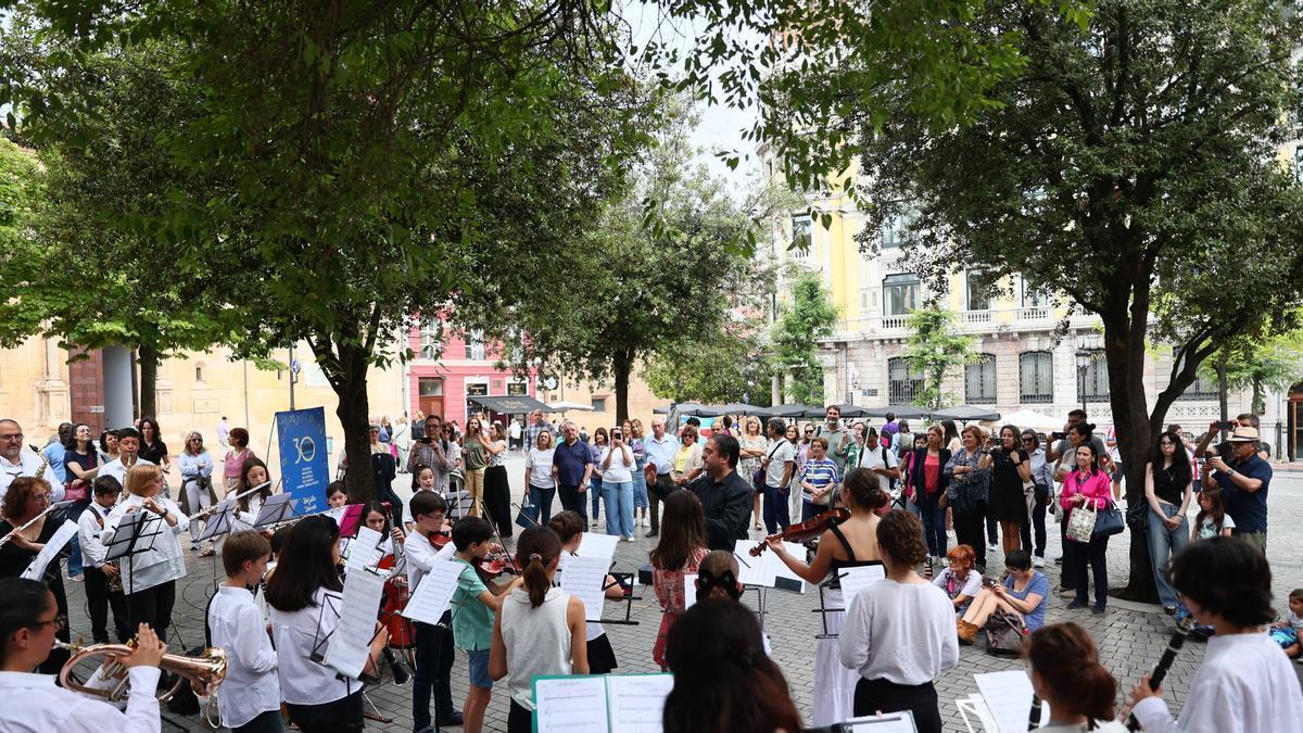 Los músicos tocando en la plaza Porlier.