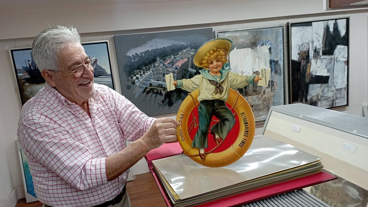 El malagueño Andrés Sanz, con un troquelado comercial, una de las piezas de su colección.