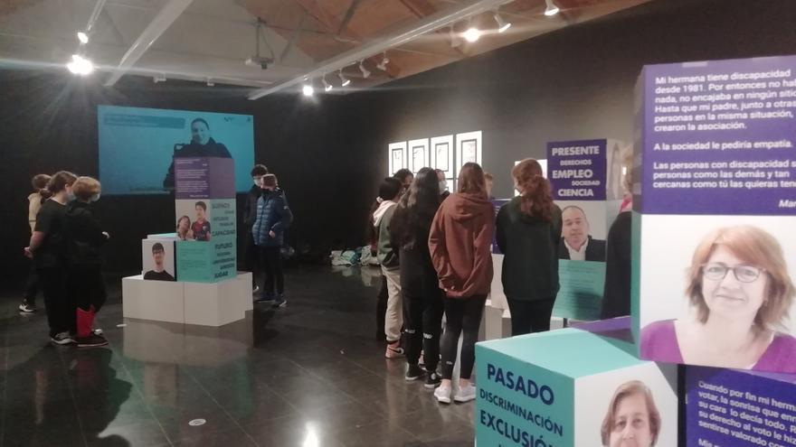 Estudiantes del IES Ramón y Cajal se acercan al mundo de la discapacidad con la exposición de CADIS Huesca