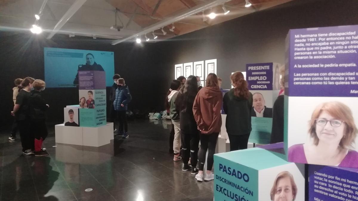 Estudiantes del IES Ramón y Cajal en su visita a la exposición de CADIS Huesca.
