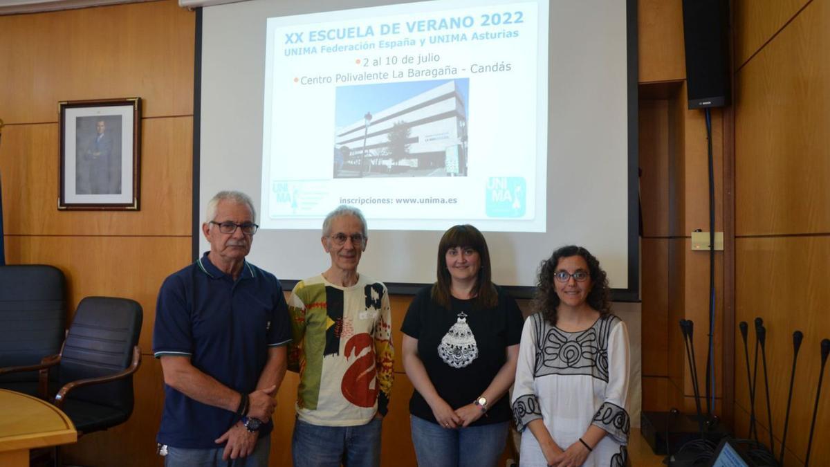 Jesús Varela, concejal de Cultura; Joaquín Hernández, coordinador de la escuela; Amelia Fernández, alcaldesa de Carreño, y Ana Laura Barros, coordinadora de la actividad, en la presentación, en Candás.