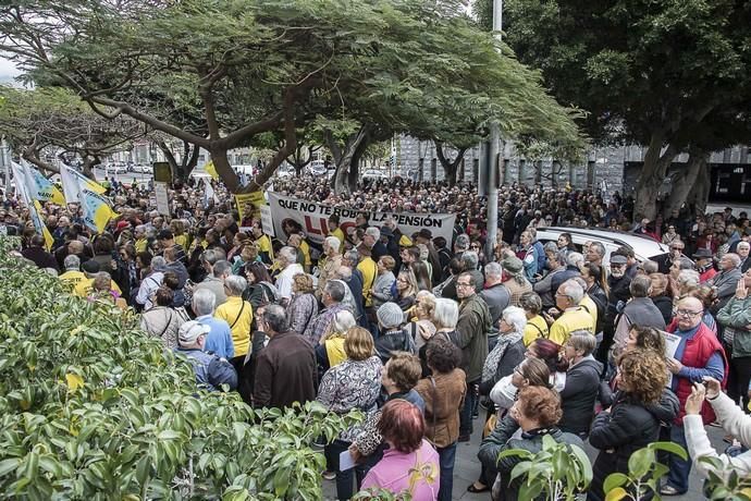 manifestación de jubilados frente a la gestoria ...