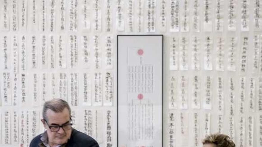 Dos visitantes pasan ante las caligrafías japonesas de Kely expuestas en el Museo de Bellas Artes.