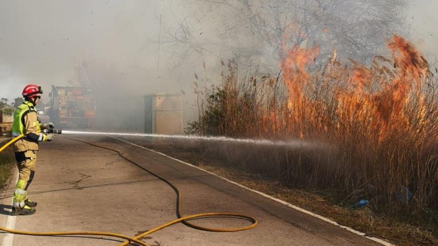 Los bomberos extinguen un incendio en Viver
