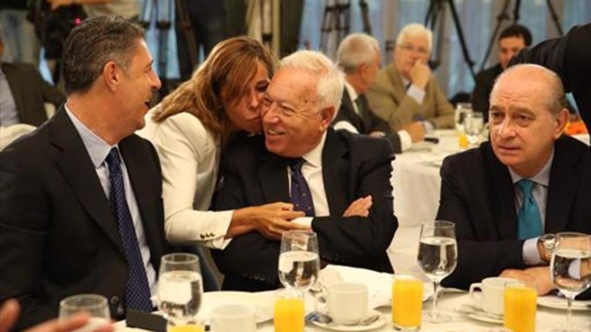 Alicia Sánchez Camacho besa al ministro García Margallo en presencia de García Albiol y Fernández Díaz.