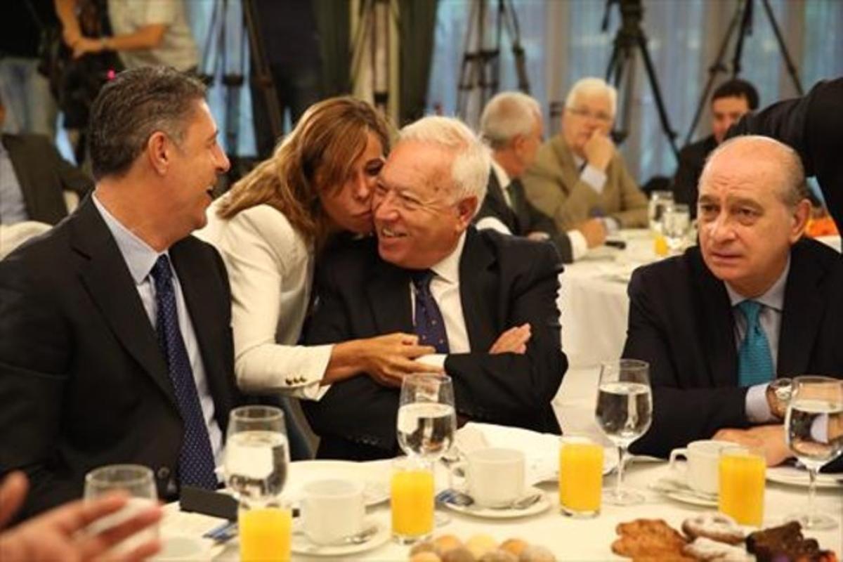 Alicia Sánchez Camacho fa un petó al ministre García-Margallo en presència de García Albiol i Fernández Díaz.