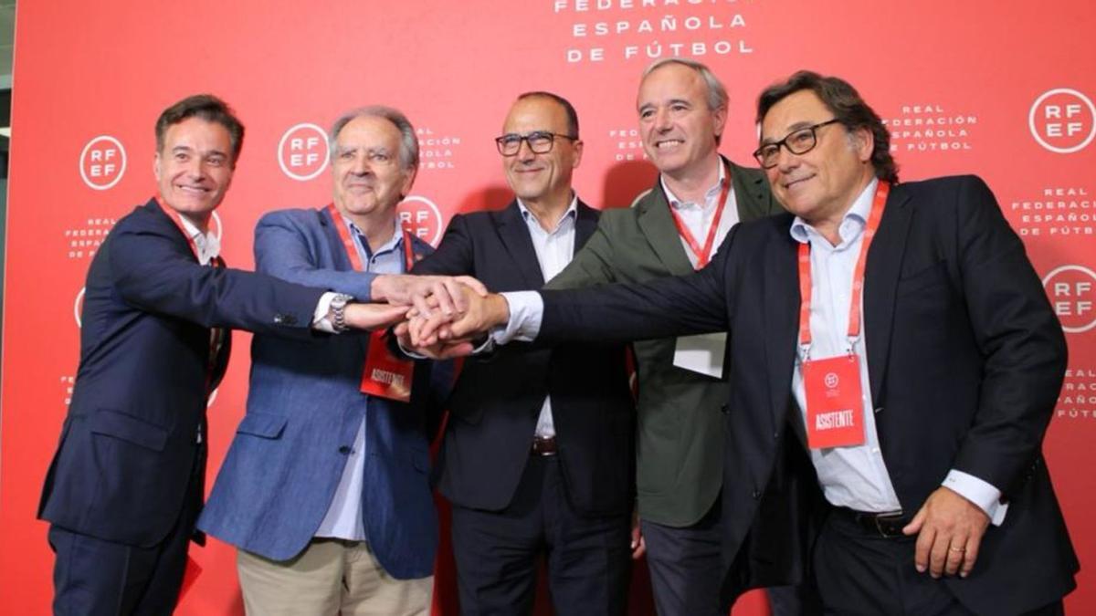 El concejal Víctor Serrano, el presidente de la FAF, Óscar Fle; el consejero Felipe Faci, el alcalde Jorge Azcón y Raúl Sanllehí, director general del Zaragoza. | AYUNTAMIENTO DE ZARAGOZA