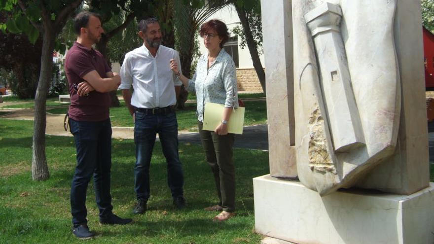 Novelda muestra las 36 esculturas de piedra de la ciudad en una ruta guiada