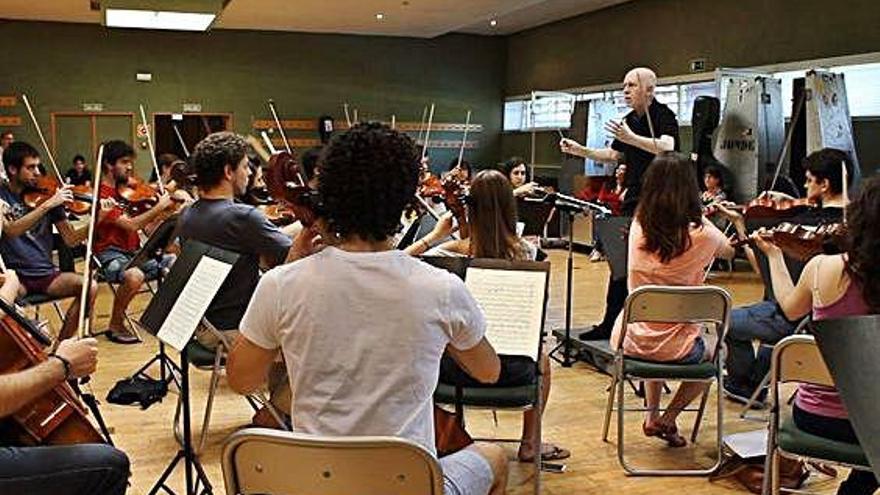 El director de orquesta filmado durante un ensayo.