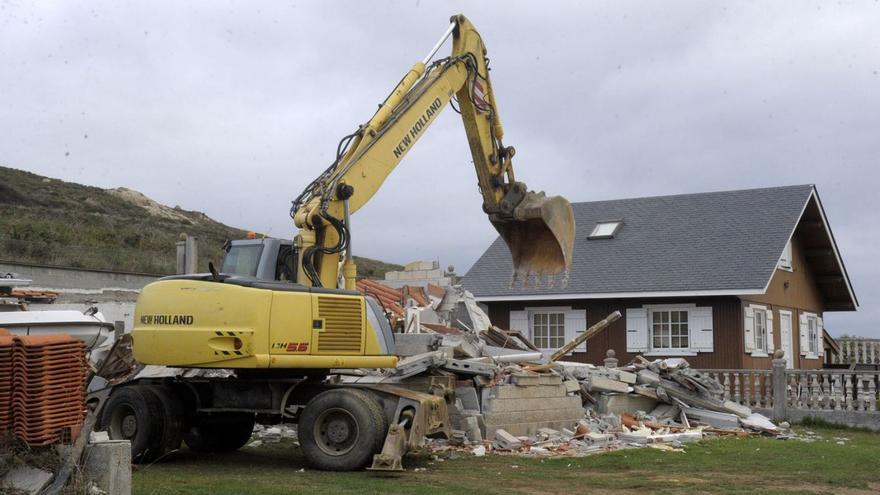 Demolición de una casa ilegal por la Axencia de Protección Urbanística, en Arteixo. |  // VICTOR ECHAVE