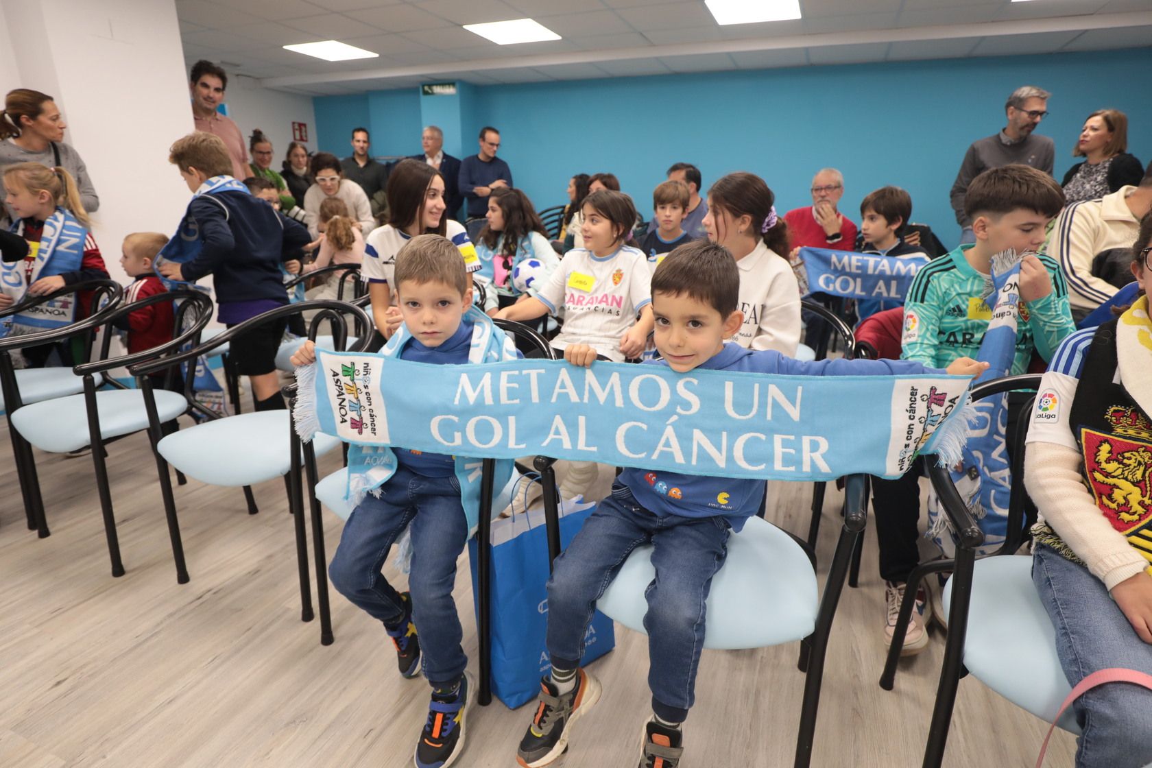 Láinez, Movilla y Paredes, con los niños de Aspanoa
