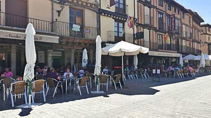 Ciudadanos disfrutan de una tarde calurosa en las terrazas de los bares.