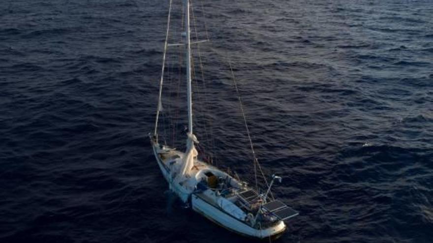 Imagen captada por un dron de la Volvo el pasado martes en el Pacífico occidental del velero abandonado y a la deriva Sea Nymph.