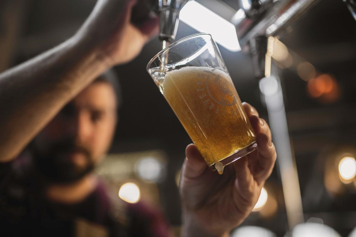 Una buena tirada de cerveza (o "caña perfecta") se logra humedeciendo la copa para eliminar impurezas y atemperarla, inclinándola a 45 grados mientras se abre el grifo.