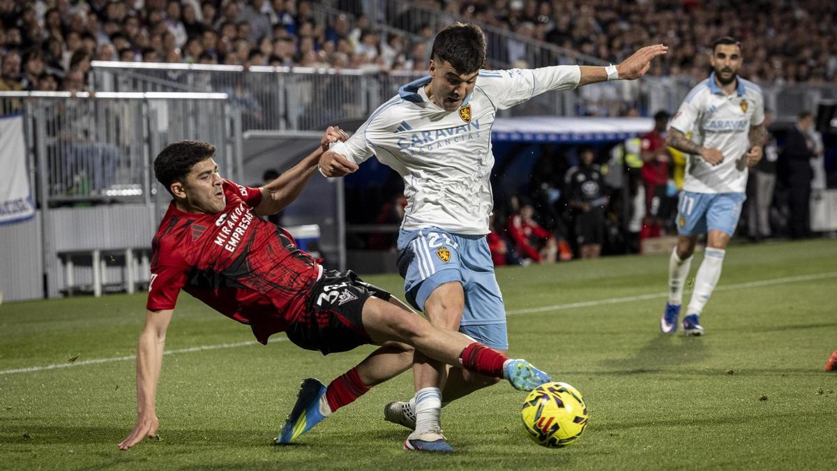 Martín Aguirregabiria hace un regate en el partido frente al Mirandés.