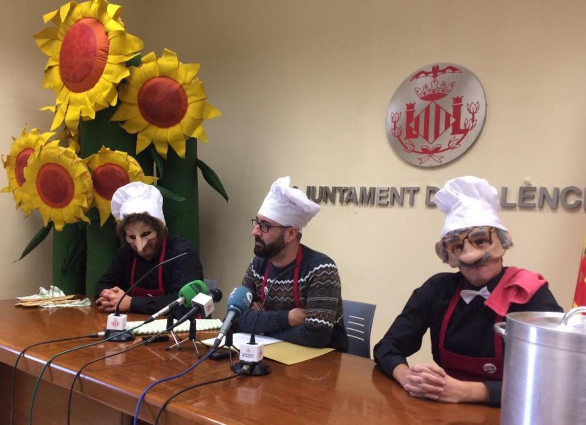 Pere Fuset, con gorro de cocinero, en la presentación de Expojove.