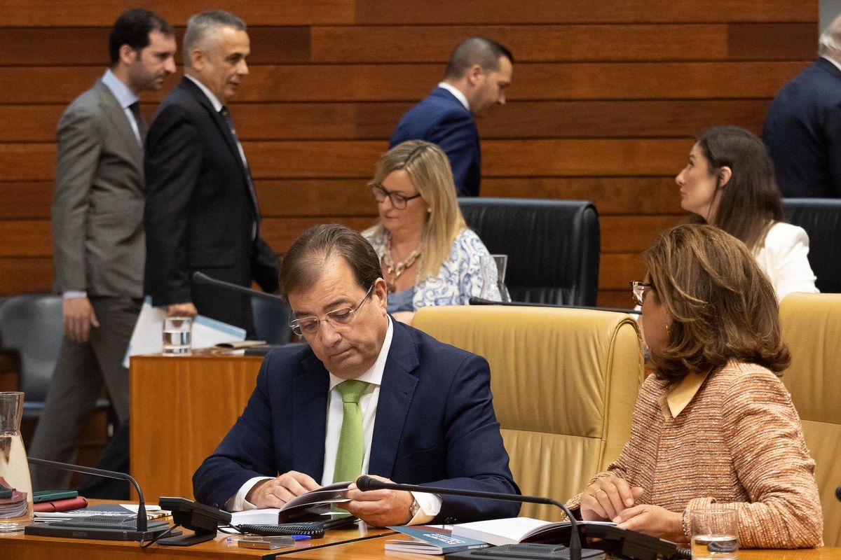 Vara sentado en su escaño en la Asamblea mientras los diputados de Vox entran para tomar asiento.