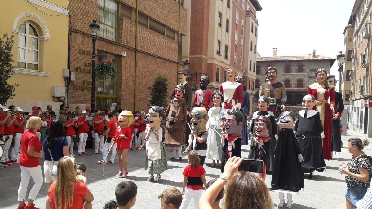 La Comparsa de Gigantes y Cabezudos ha salido esta mañana a las calles de nuevo