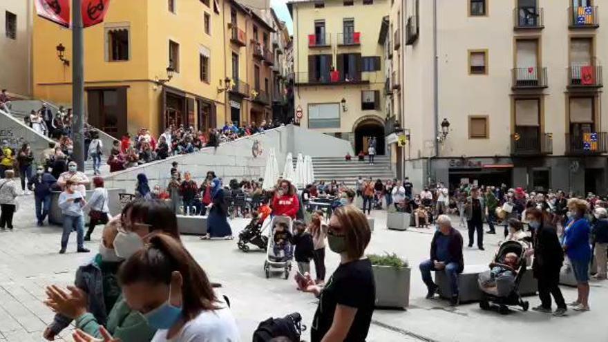 Aplaudiments a la plaça de Sant Pere en l'inici de La Patum confinada