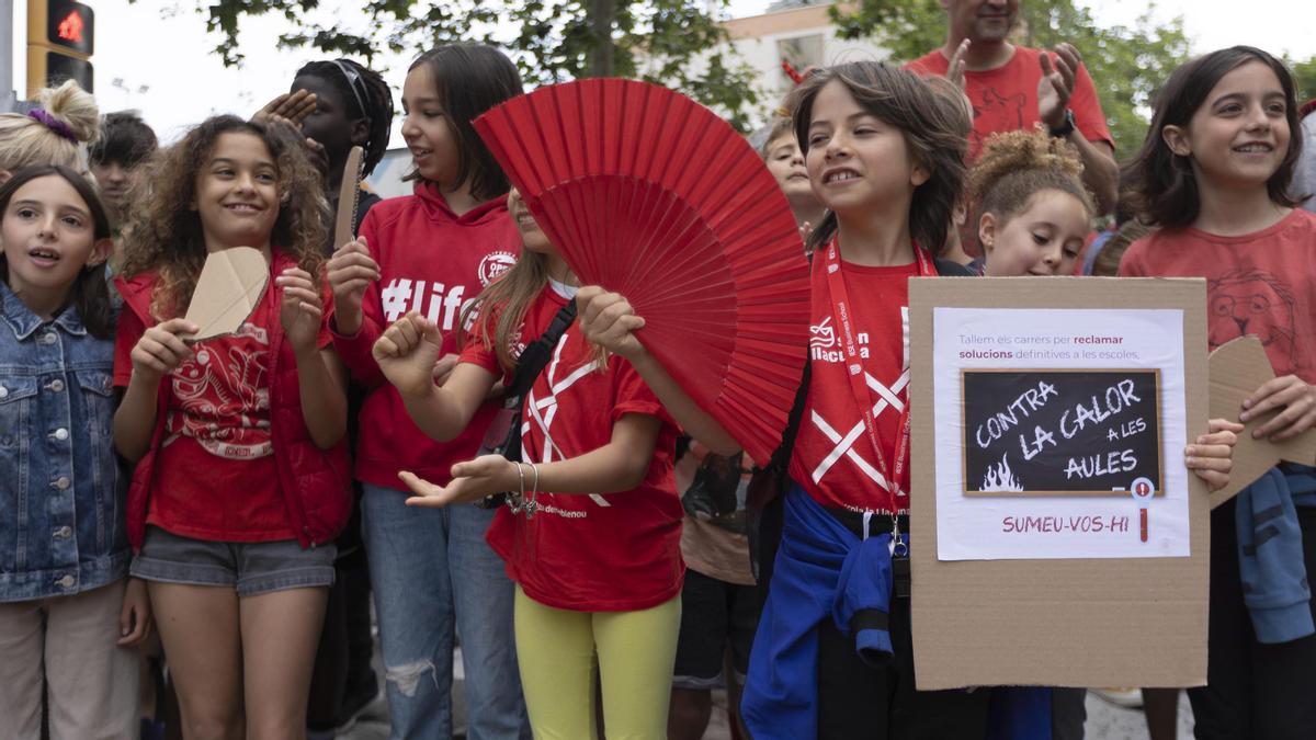 Familias de la Escola La LLacuna del Poblenou cortan el tráfico para reclamar soluciones definitivas en las escuelas contra el calor en las aulas.