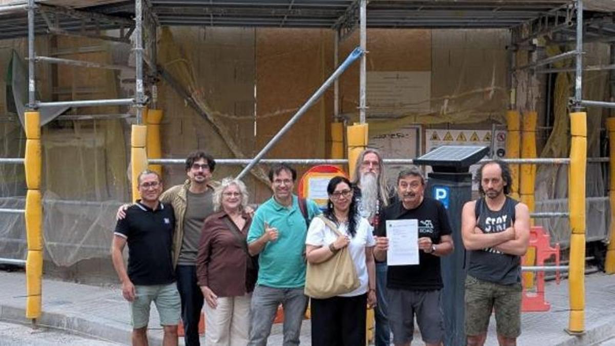 Integrantes de la plataforma Amics de la Casa del Poble.