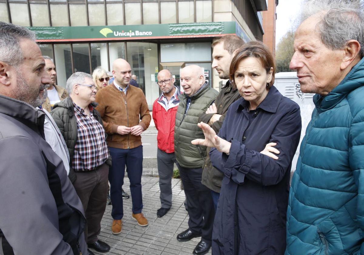 En primer término, Moriyón conversa con Luis Fernando Rubio e Indalecio Rodríguez. | Ángel González