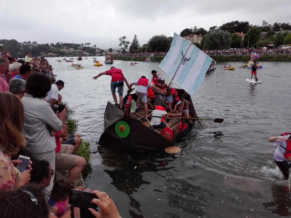 "Flota como poidas" llena el estuario del río Miñor de improvisados e ingeniosos artefactos flotantes.