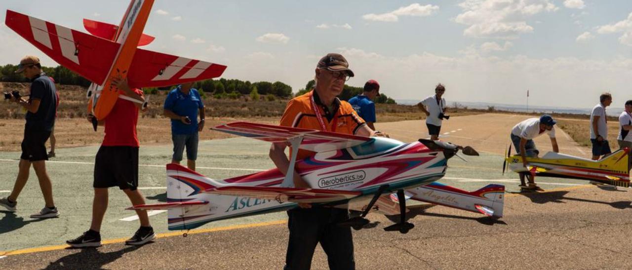 Los equipos preparan sus aviones para la gran final. | Jose L. Fernández |  J. L. F.