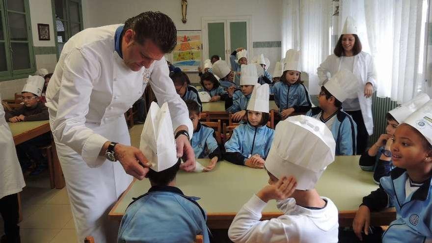 Niños y niñas con gorros de cocinero en una clase. // FdV