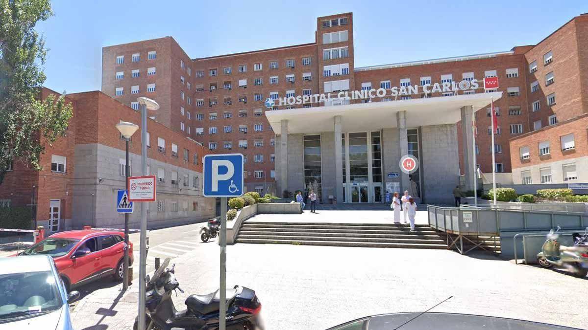 Entrada del Hospital Clínico San Carlos, en Madrid