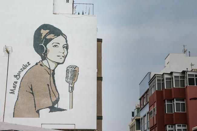 Las Palmas de Gran Canaria, 29 de septiembre de 2016.- La Plaza del Pilar de Guanarteme ya cuenta con un mural homenaje a la periodista Mara González. Los comisarios de la iniciativa, Cynthia Viera y Pablo San José (Colectivo PSJM), el consejero de Participación Ciudadana del Cabildo de Gran Canaria, Juan Manuel Brito, y el concejal de Barrios y Participación Ciudadana del Ayuntamiento de Las Palmas de Gran Canaria, Sergio Millares