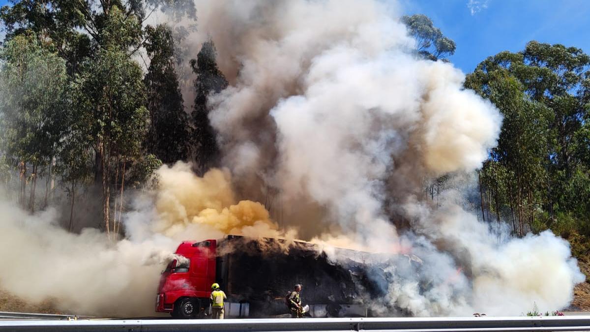 El fuego que provocó el camión se propagó por el linde de la autovía A-52, en As Neves.