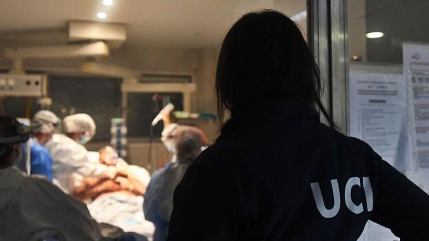 Un enfermo de covid-19, en la UCI de un hospital de Murcia