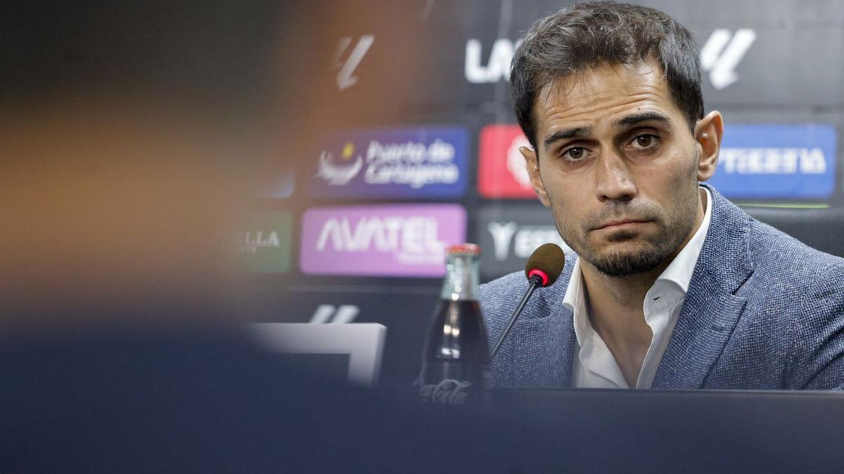 Alejandro Arribas, durante la presentación de su proyecto en el FC Cartagena. | IVÁN URQUÍZAR