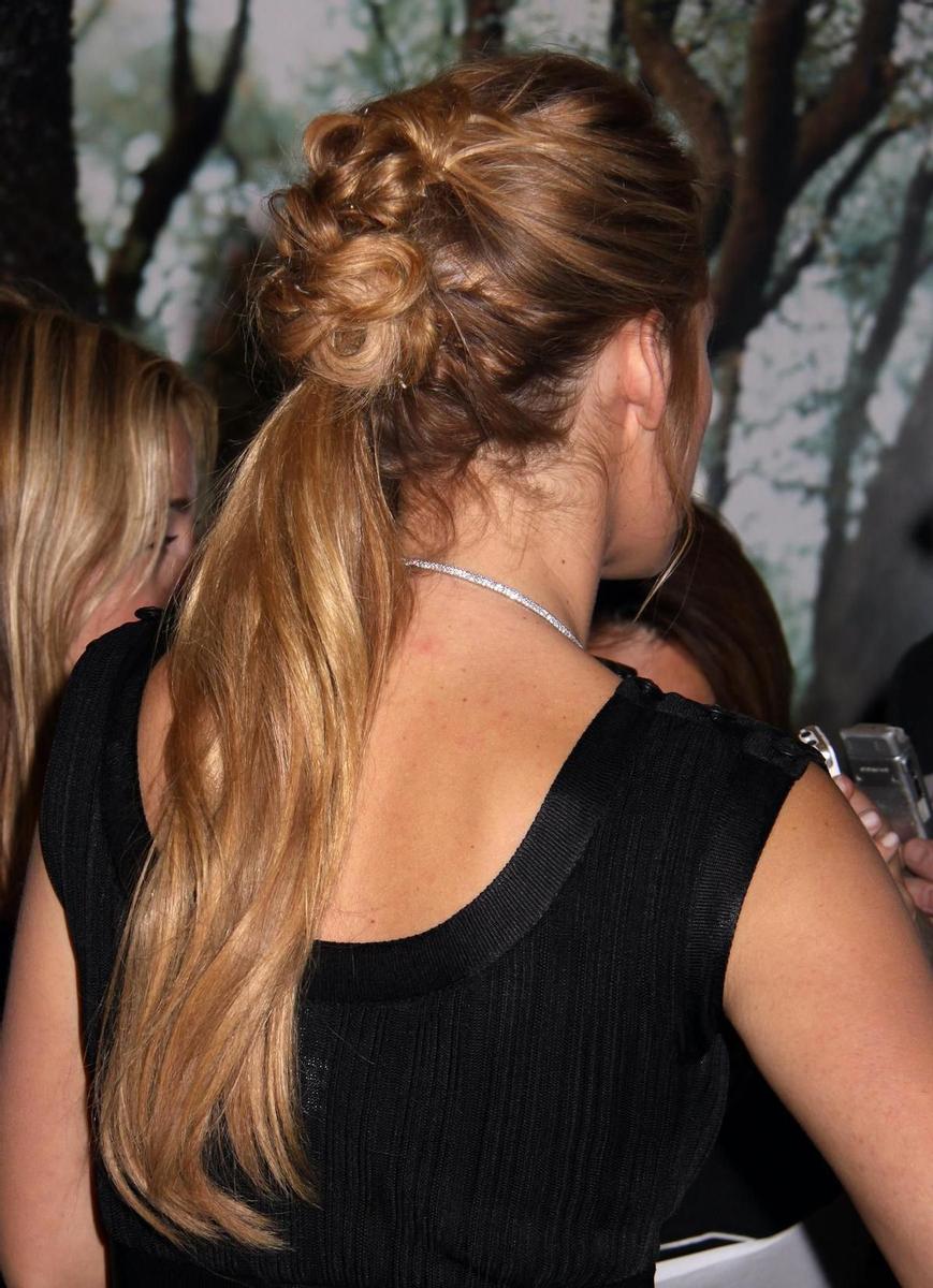 Blake Lively con coleta baja y despeinada