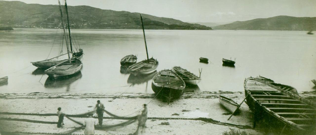 Traiñeiras na praia do Con, a comezos do século XX.