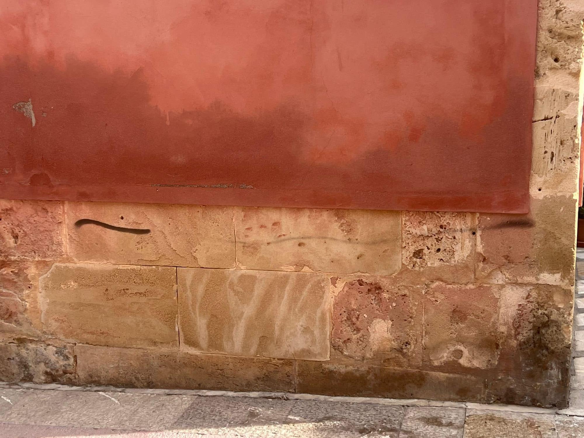 La Policía Local de Alcúdia pide ayuda para identificar al autor de varias pintadas en la muralla