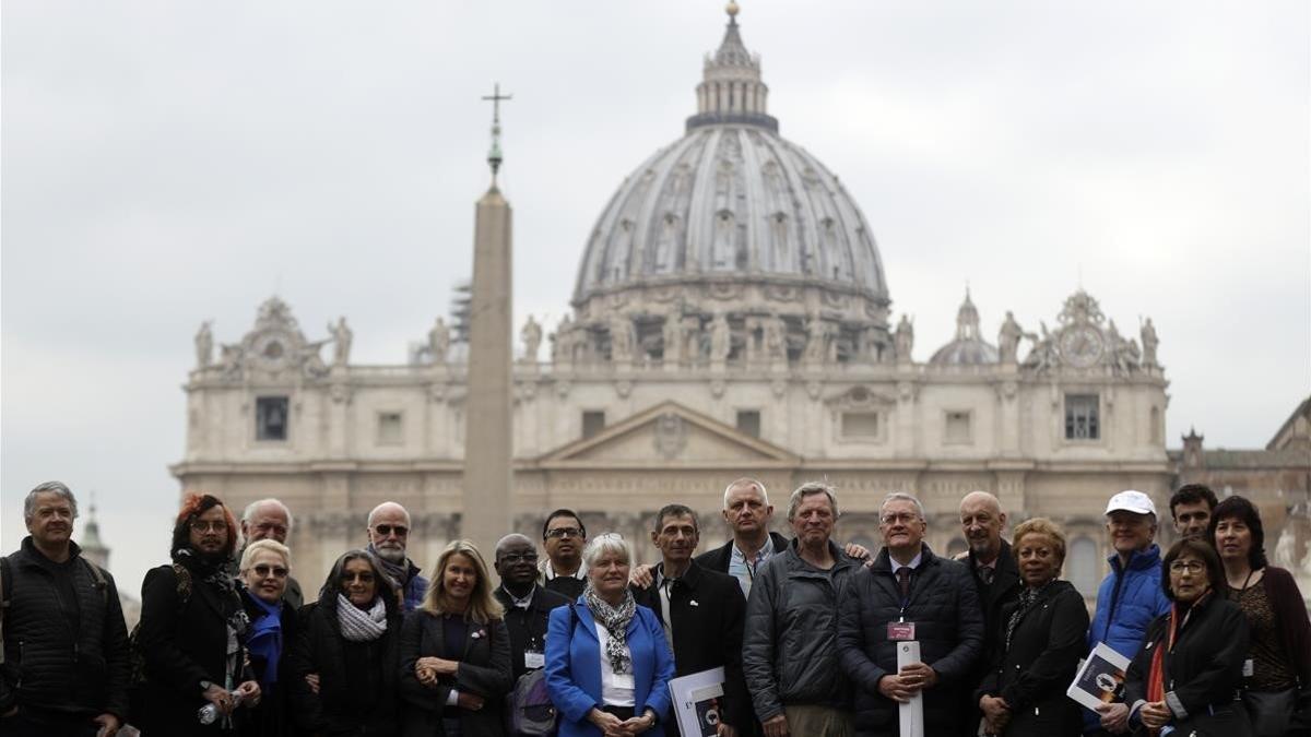 Víctimas de abusos de clérigos, concentrados en la plaza de San Pedro del Vaticano.
