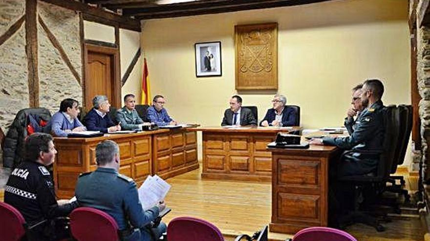 Subdelegado y alcalde en la reunión de la Junta Local de Seguridad.