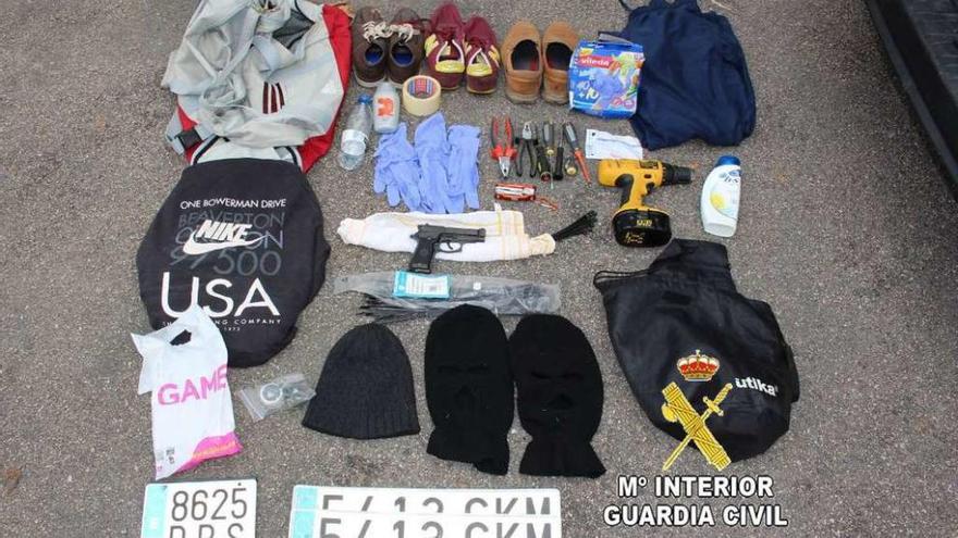 Material incautado a los supuestos autores del atraco. // Guardia Civil