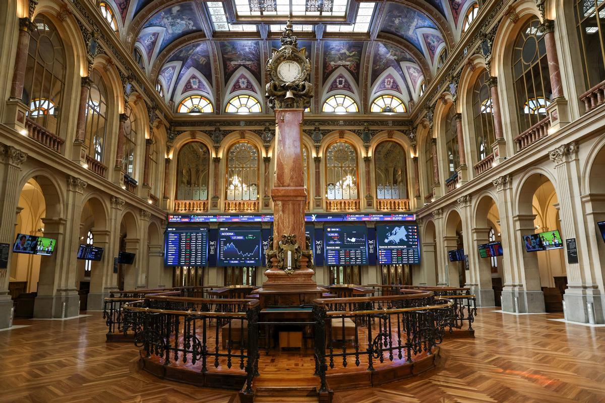 Paneles con índices bursátiles en el Palacio de la Bolsa, en Madrid (España). Paneles con índices bursátiles en el Palacio de la Bolsa, en Madrid (España).