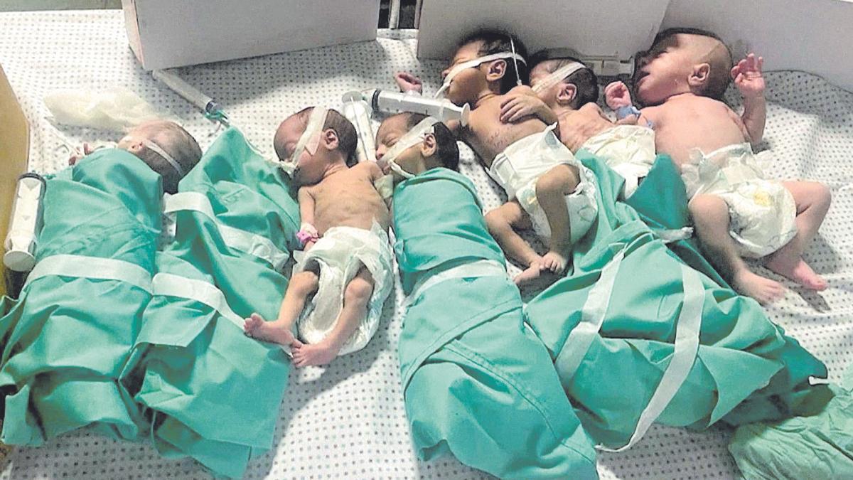 Bebés prematuros fuera de las incubadoras debido a los cortes de luz en un hospital de Gaza