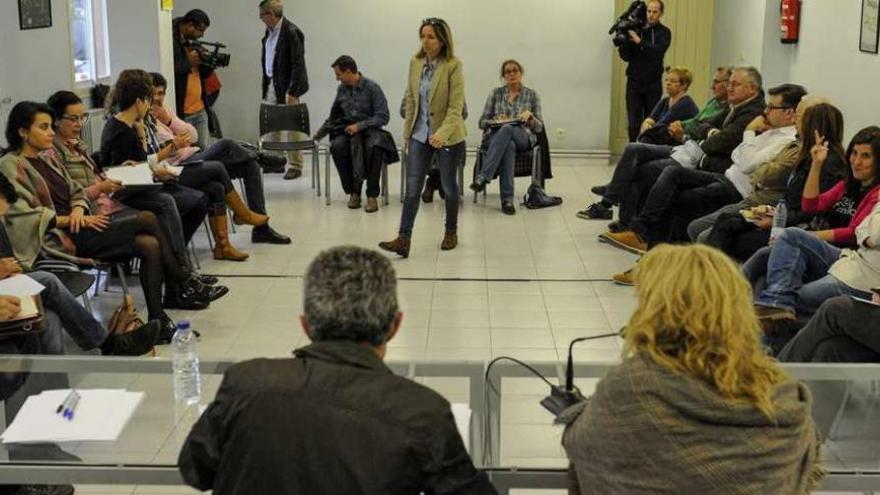 Participantes en la ejecutiva provincial del PSOE, en la noche de ayer. // Brais Lorenzo