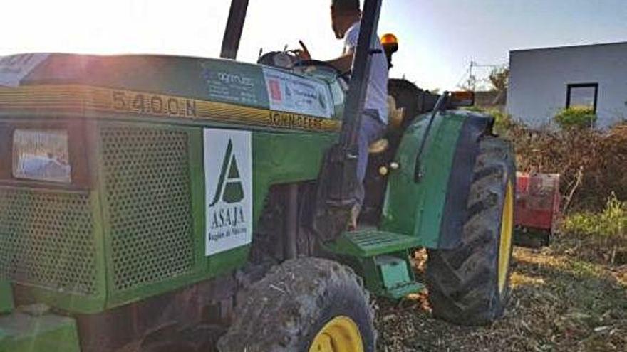 Máquina trituradora con la que Asaja acude a las parcelas de los agricultores.