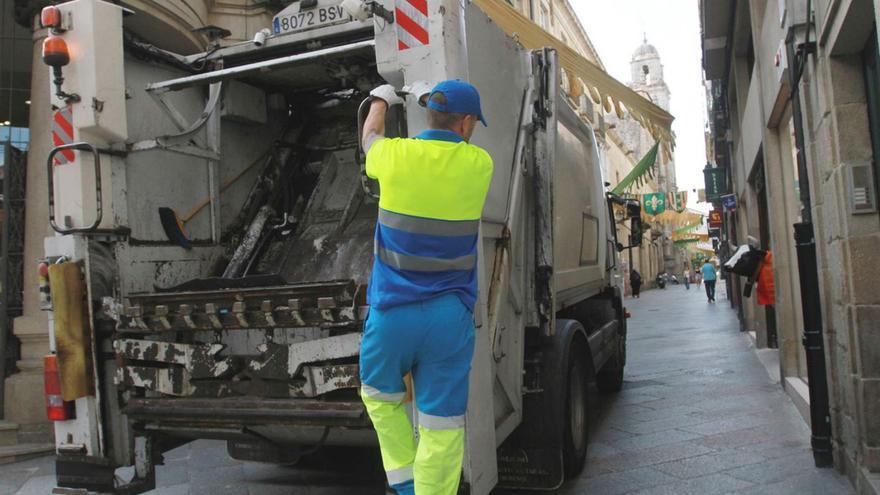 Servicio de recogida de basuras en la ciudad. |
