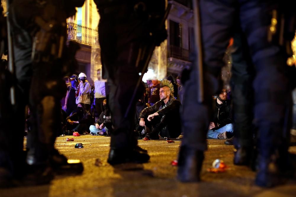 Protesta frente a la Jefatura de Vía Laietana